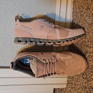 On cloud  tennis shoes
